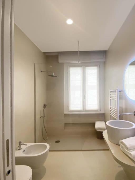 The Window On The Theatre And The Cathedral - Luxury Apartment Côme Extérieur photo
